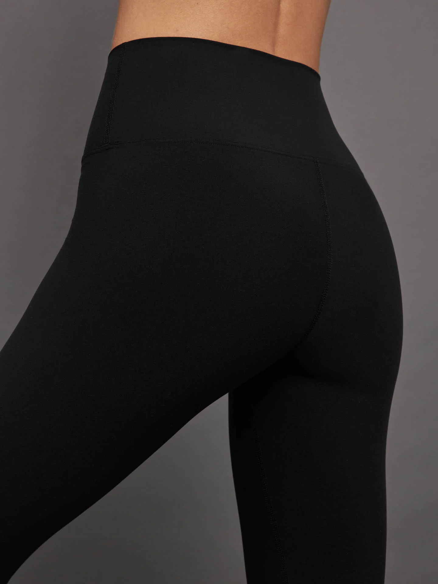 High Rise Legging in Melt - Black - Image 4