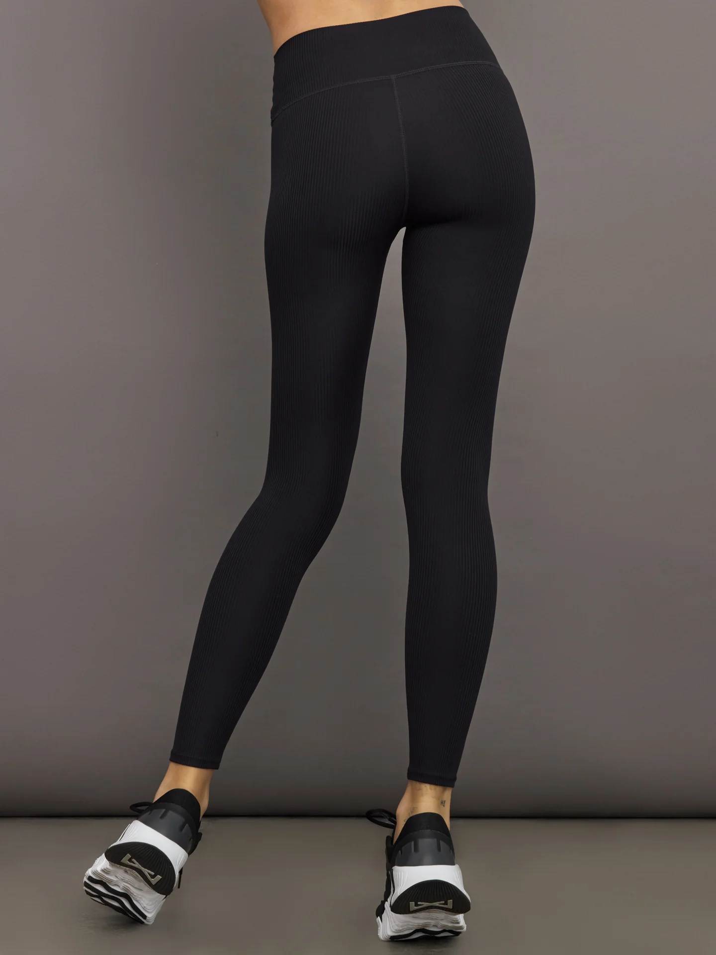 High Rise Legging in Ribbed Melt - Black - Image 5